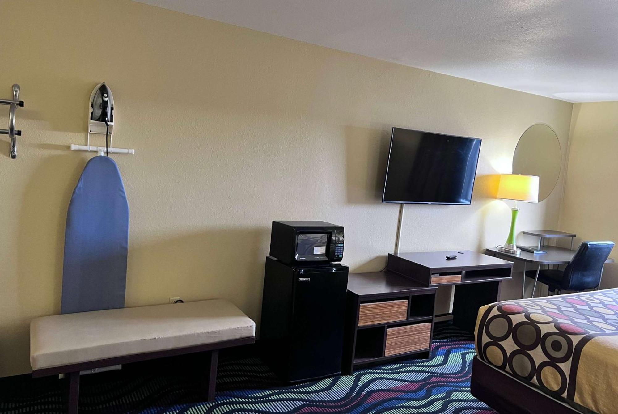 Super 8 By Wyndham Farmington Hotel Екстериор снимка