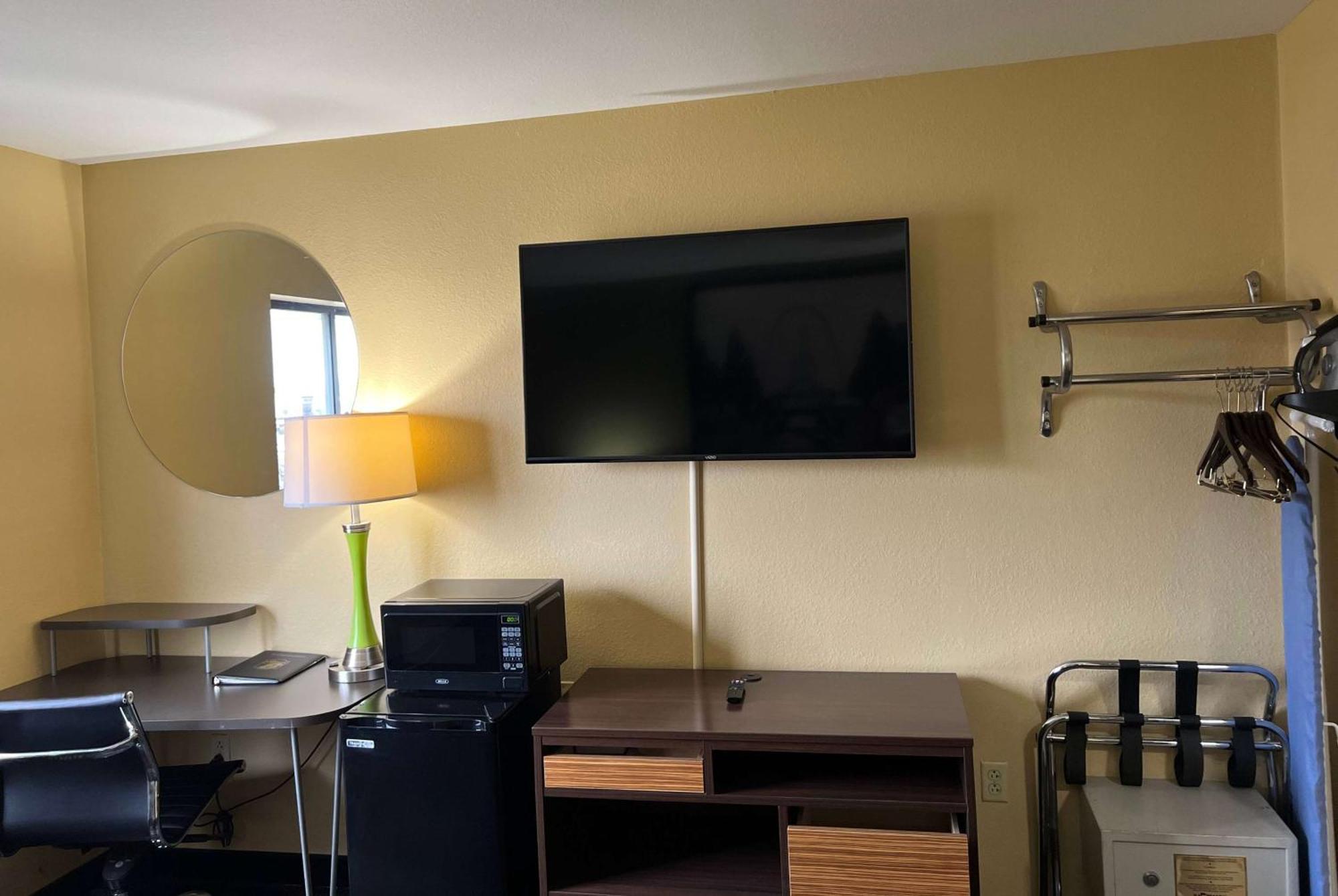 Super 8 By Wyndham Farmington Hotel Екстериор снимка